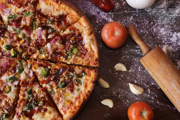 Visualizza foto gratis come una bella pizza ai peperoni con salsicce ai funghi peperone oliva