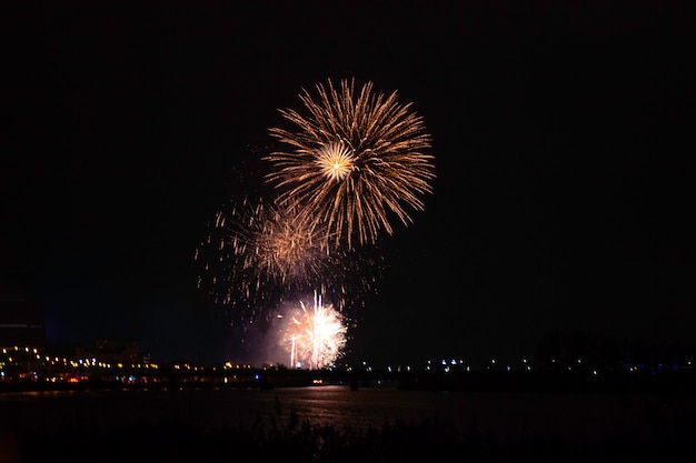 Visualizza fuochi d'artificio sullo sfondo notte oscura sopra la città. Concetto di vacanza e divertimento