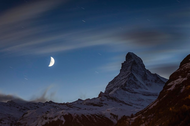 Visualizza il Cervino al chiaro di luna