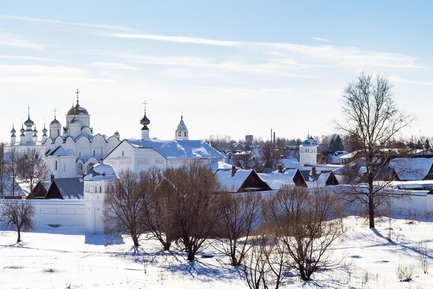 Visualizza il Monastero Pokrovsky a Suzdal in inverno