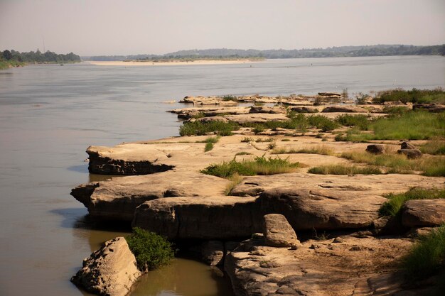 Visualizza il paesaggio del canyon e la grande pietra nel fiume Mekong al tempio di Wat hin Mak Peng a Nongkhai Thailandia