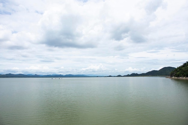 Visualizza il paesaggio del lago d'acqua e della montagna nella diga di Krasiao nel distretto di Dan Chang per i tailandesi e i viaggiatori stranieri viaggi visita riposo rilassati sul bacino idrico della cresta nella città di Suphanburi a Suphan Buri Thailandia