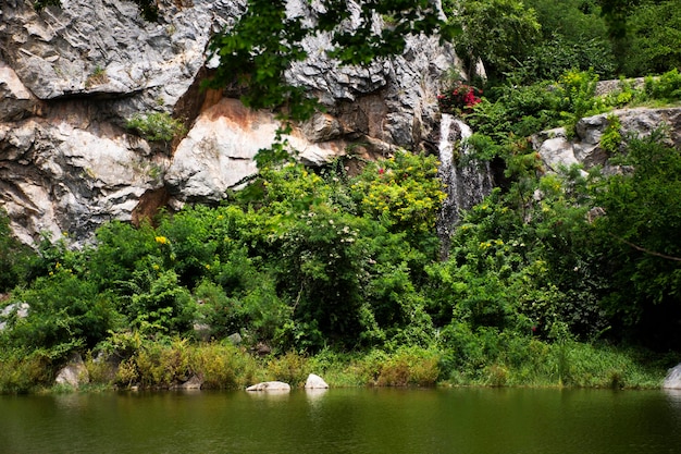 Visualizza il paesaggio del Parco di pietra di Khao Ngu e la roccia calcarea della foresta per i tailandesi e i viaggiatori stranieri, viaggi, visite, riposo, relax ed escursioni, trekking nella città di Rat Buri a Ratchaburi Thailandia