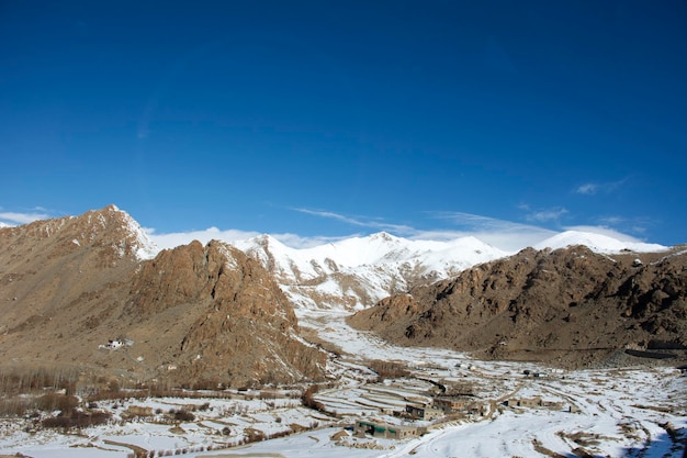 Visualizza il paesaggio del villaggio di Leh Ladakh da Khardung La Road nella montagna dell'Himalaya tra la valle di Go Nubra e il lago Pangong in Jammu e Kashmir India