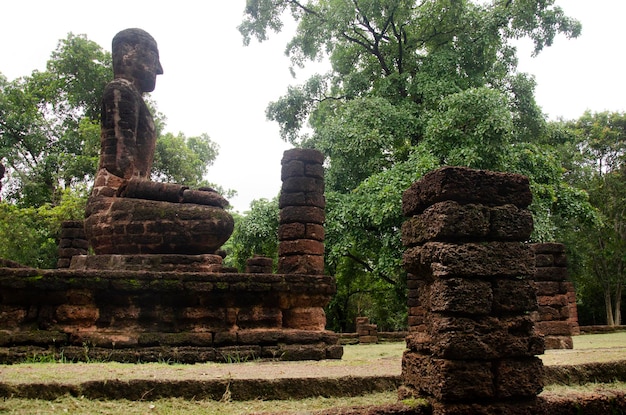 Visualizza il paesaggio della statua del buddha a Wat Phra Sing in un edificio antico e le rovine della città di Kamphaeng Phet Historical Park è un sito archeologico e l'area di Aranyik a Kamphaeng Phet Thailandia