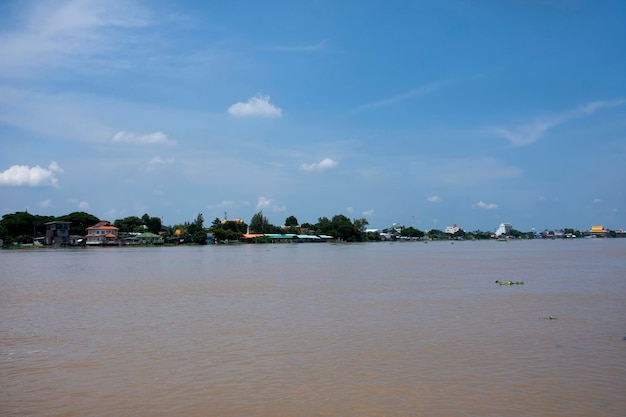 Visualizza il paesaggio delle nuvole del cielo con la città di Pathumthani lungo il fiume e il movimento in movimento dell'acqua del fiume Chao Phraya mentre l'acqua alta del nord e l'inondazione a Pathum Thani nel centro della Thailandia