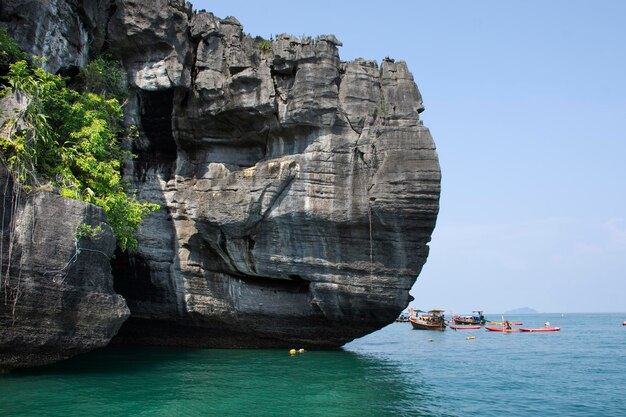 Visualizza il paesaggio di pietra di roccia della spiaggia dell'isola di Prasat Hin Pan Yod nel mare o nell'oceano di Ko Khao Yai nel Parco Nazionale di Mu Ko Petra per i viaggiatori tailandesi che viaggiano visitano a Pak Bara a La ngu di Satun Thailandia