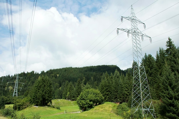 Visualizza il paesaggio e il campo agricolo con la tensione elettrica o il palo di utilità nella campagna dell'Austria