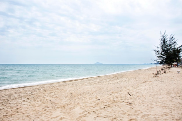 Visualizza il paesaggio e il paesaggio marino della spiaggia di Ban Krut a Prachuap Khiri Khan Thailandia per i thailandesi e i viaggiatori stranieri visitati e riposati
