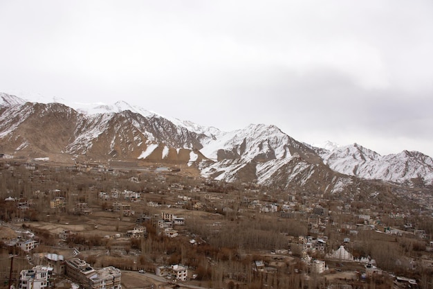 Visualizza il paesaggio e il paesaggio urbano del villaggio di Leh Ladakh con l'alta catena montuosa dal punto di vista Shanti Stupa sulla cima di una collina a Chanspa durante la stagione invernale in Jammu e Kashmir India