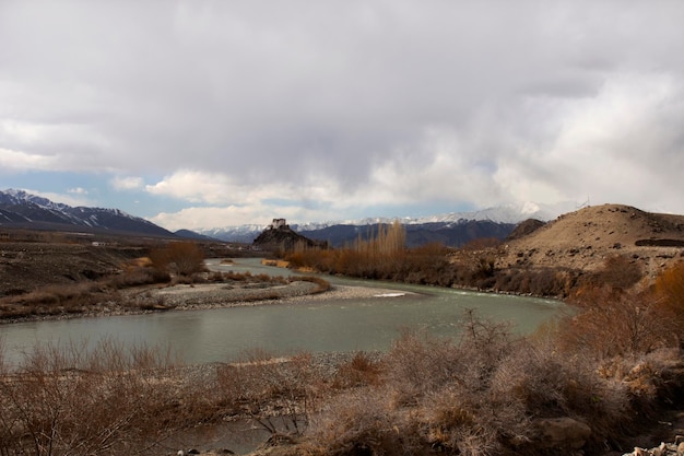 Visualizza il paesaggio Hemis Gompa sulla montagna e sul fiume Sindhu o Indo su Leh Manali e Srinagar Leh Highway durante la stagione invernale a Leh Ladakh in Jammu e Kashmir India