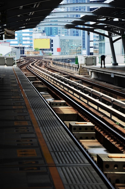 Visualizza il paesaggio urbano della città di Bangkok e la torre dell'edificio per uffici con lo skytrain BTS in esecuzione invia e ricevi i passeggeri tailandesi e il viaggio dei viaggiatori stranieri alla stazione di Bang Na a Bangkok in Thailandia