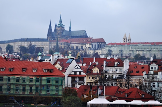 Visualizza il paesaggio urbano della città vecchia di Praha e l'edificio antico retrò vintage classico casa casa con il Castello di Praga per la gente della Repubblica Ceca e i viaggiatori stranieri visitano Praga Repubblica Ceca