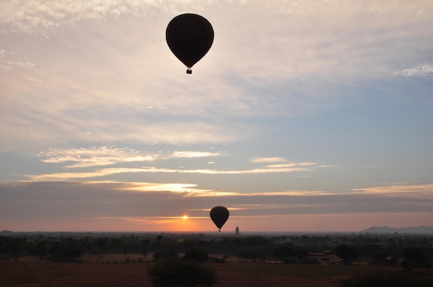 Visualizza il paesaggio urbano di Bagan o l'antica città pagana e il paesaggio Patrimonio dell'umanità dell'UNESCO e il volo in mongolfiera porta i viaggiatori che guardano la vista aerea il 2 febbraio 2013 a Mandalay Myanmar o Birmania