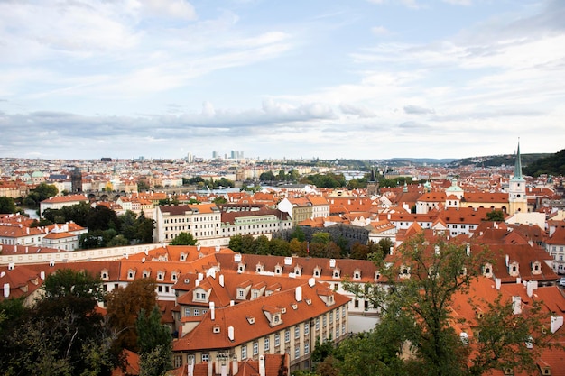 Visualizza il paesaggio urbano e il paesaggio con un edificio antico retrò vintage classico della città vecchia di Praga dal castello di Praga a Praga Repubblica Ceca