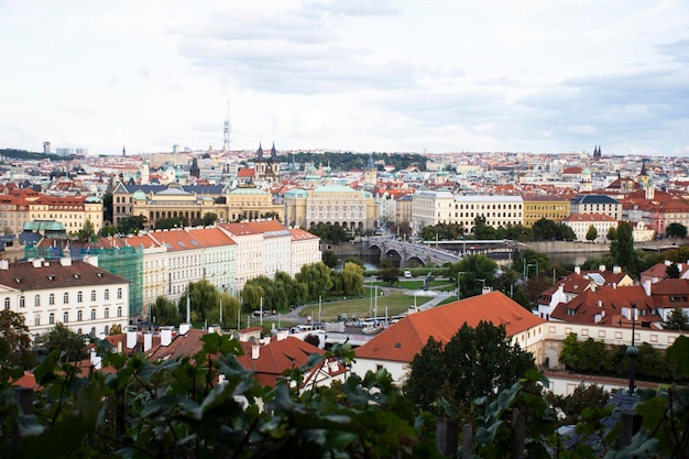 Visualizza il paesaggio urbano e il paesaggio con un edificio antico retrò vintage classico della città vecchia di Praga dal castello di Praga a Praga Repubblica Ceca