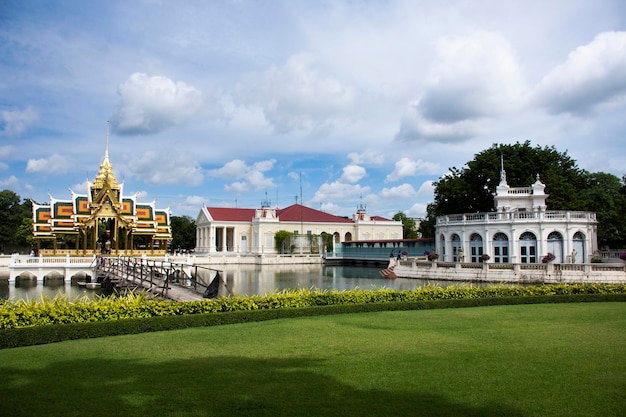 Visualizza il parco paesaggistico e l'antico edificio classico e l'antica architettura di Bang Pa nel Palazzo Reale per tailandesi e viaggiatori stranieri visita di viaggio a Bang Pain ad Ayutthaya Thailandia