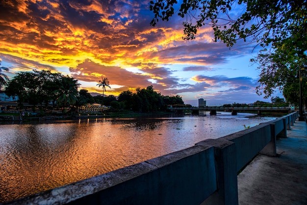 Visualizza immagine Paesaggio del fiume Ping, ponte Nawarat Chiang Mai Sunset Sky