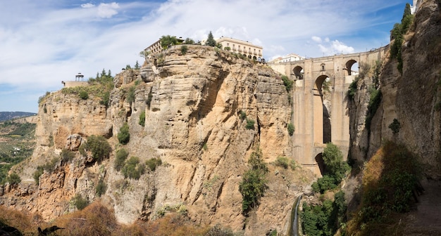 Visualizza in basso la ripida parete rocciosa fino alla valle di Ronda