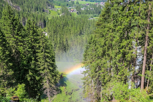 Visualizza la cascata di Krimml d'ispirazione alpina in montagna in una giornata estiva. Trekking nel Parco Nazionale Alti Tauri, Austria