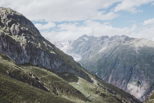 Visualizza la scena delle montagne del primo piano, percorso il grande ghiacciaio dell'Aletsch nel parco nazionale Svizzera, Europa. Paesaggio estivo, tempo soleggiato, cielo azzurro e giornata di sole