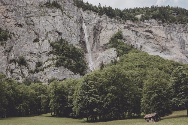 Visualizza la valle delle cascate nel parco nazionale della città di Lauterbrunnen, Svizzera, Europa. Paesaggio estivo, tempo soleggiato, cielo azzurro drammatico e giornata di sole