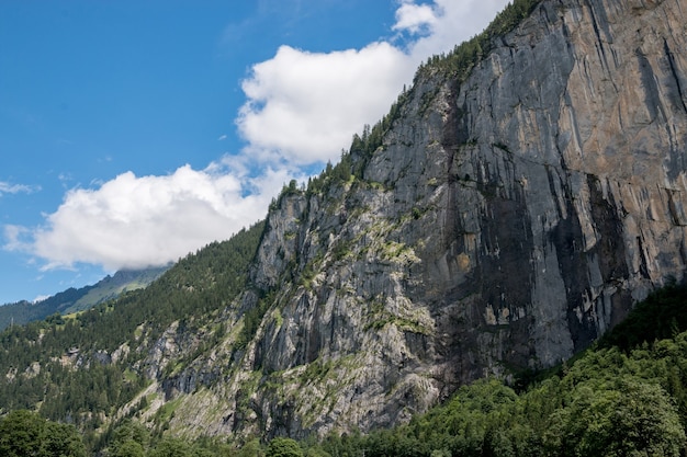 Visualizza la valle delle cascate nel parco nazionale della città di Lauterbrunnen, Svizzera, Europa. Paesaggio estivo, tempo soleggiato, cielo azzurro drammatico e giornata di sole
