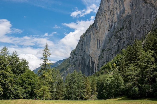 Visualizza la valle delle cascate nella città di Lauterbrunnen, Svizzera, Europa. Paesaggio estivo, tempo soleggiato, cielo azzurro drammatico e giornata di sole