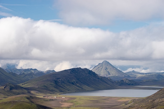 Visualizza la valle di montagna con verdi colline, ruscello di fiume e lago. Sentiero escursionistico di Laugavegur, Islanda.