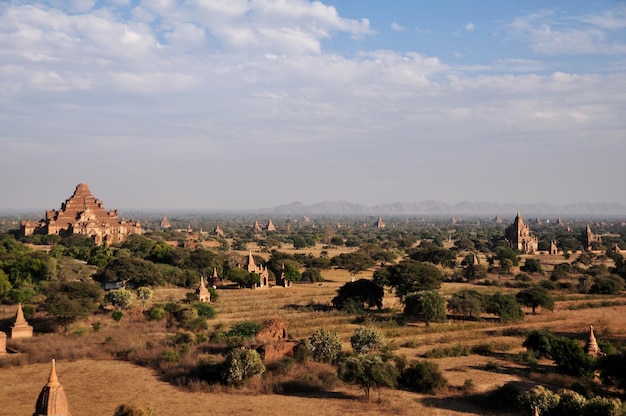 Visualizza le rovine del paesaggio paesaggio urbano Patrimonio dell'umanità dell'UNESCO con oltre 2000 pagode templi per i birmani I viaggiatori stranieri visitano Bagan o l'antica città pagana a Mandalay Myanmar o Birmania