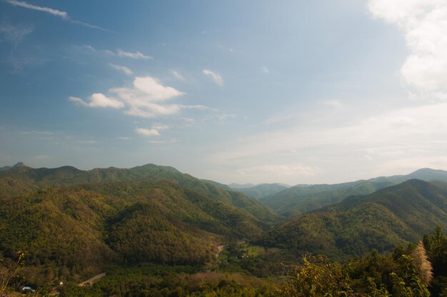 Visualizza montagna e strada