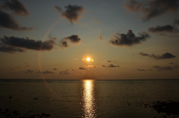 Visualizza paesaggio marino e cielo cloudscape nel mare oceano Golfo della Thailandia al tramonto al tramonto per i thailandesi viaggiatore straniero viaggio visita riposo relax al punto di vista dell'isola di Koh Chang a Trat Thailandia