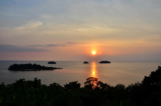 Visualizza paesaggio marino e cielo cloudscape nel mare oceano Golfo della Thailandia al tramonto al tramonto per i thailandesi viaggiatore straniero viaggio visita riposo relax al punto di vista dell'isola di Koh Chang a Trat Thailandia