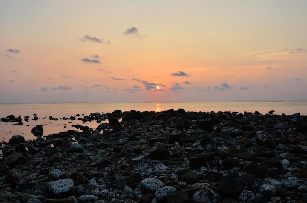 Visualizza paesaggio marino e cielo cloudscape nel mare oceano Golfo della Thailandia al tramonto al tramonto per i thailandesi viaggiatore straniero viaggio visita riposo relax al punto di vista dell'isola di Koh Chang a Trat Thailandia