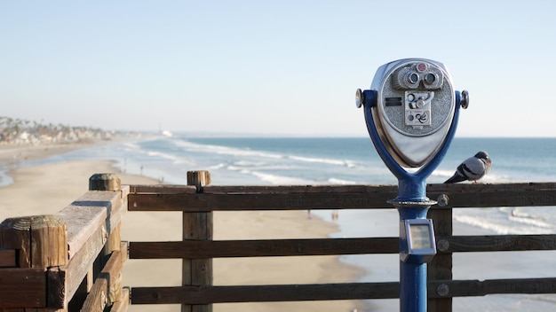 visualizzatore di torre di osservazione, vecchio binocolo, molo California USA. Telescopio a moneta vintage retrò