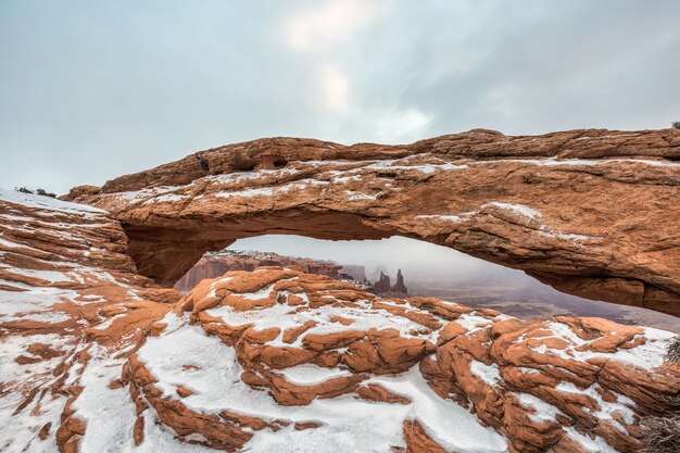 Visualizzazione classica del famoso Mesa Arch, il Parco Nazionale di Canyonlands, Utah, USA