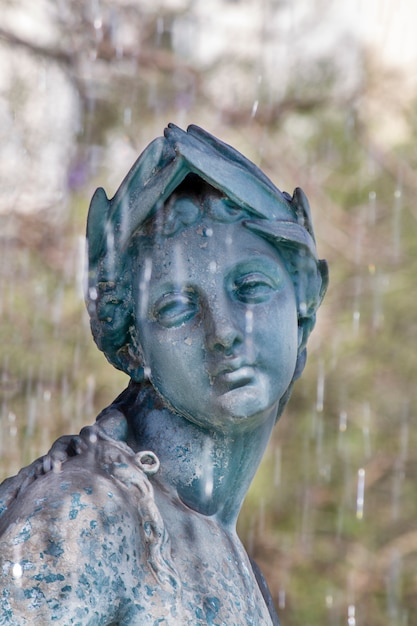 Visualizzazione dettagliata delle belle statue centro della fontana nel quadrato Rossio situato a Lisbona, Portogallo.