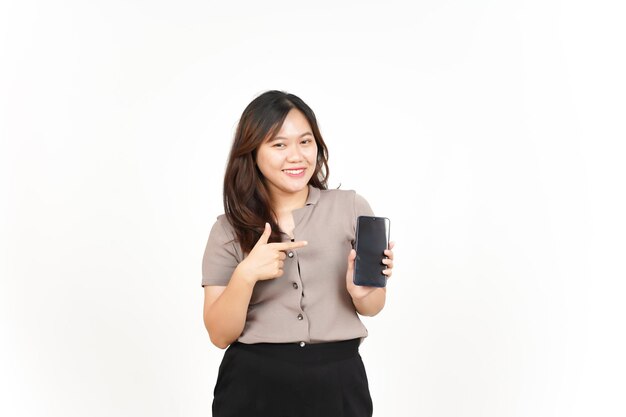 Visualizzazione di app o annunci su smartphone con schermo vuoto di una bella donna asiatica isolata su sfondo bianco