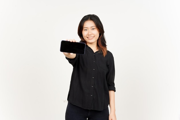 Visualizzazione di app o annunci su smartphone con schermo vuoto di una bella donna asiatica isolata su sfondo bianco