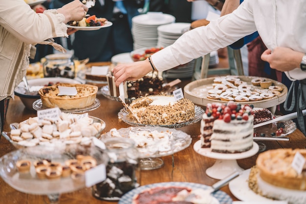 Visualizzazione di dolci dessert a una celebrazione