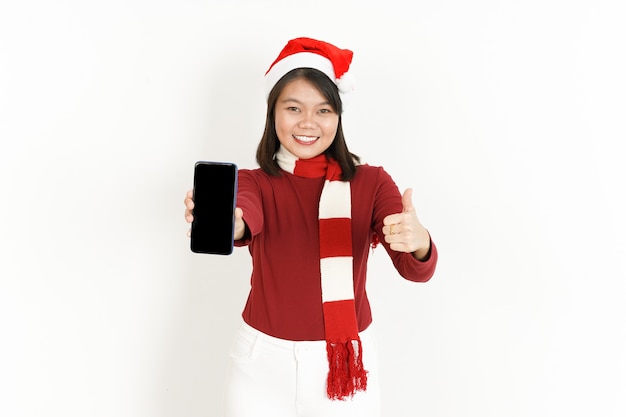 Visualizzazione sullo schermo vuoto dello smartphone e pollice in su di una donna asiatica che indossa un dolcevita rosso e un cappello da Babbo Natale