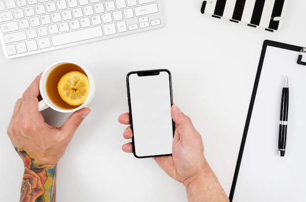 Visualizzazione superiore del modello per smartphone sopra lo spazio di lavoro