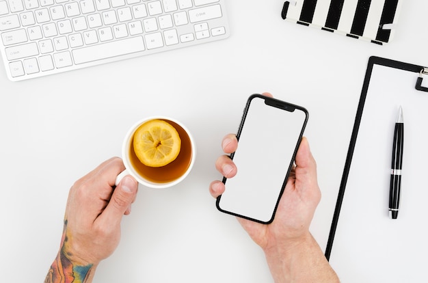 Visualizzazione superiore del modello per smartphone sopra lo spazio di lavoro