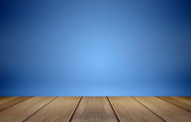 Visualizzazione tavolo in legno per il prodotto presente con sfondo astratto sfocato blu sfumato.