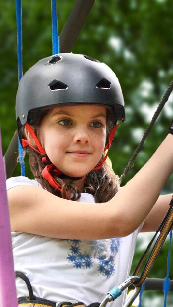 vita dei bambini in una città moderna ragazzino si sta divertendo sul parco giochi vicino alla casa foto di alta qualità