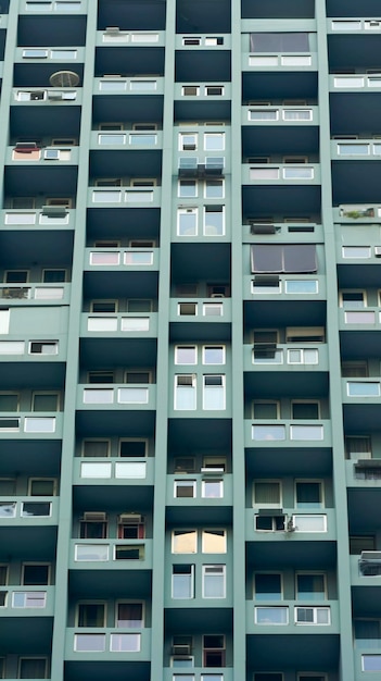 Vita movimentata in un alto edificio residenziale vista frontale IA generativa