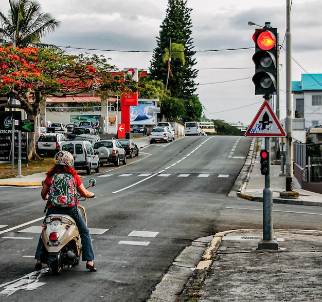 Vita tranquilla e calma sull'isola di Noumea nelle strade cittadine della Nuova Caledonia e dei loro abitanti