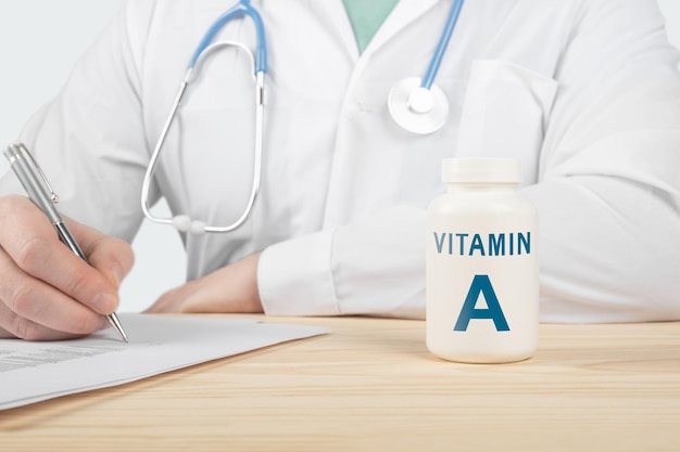 Vitamina A e integratori per la salute umana. Il medico consiglia di assumere vitamina A. Il medico parla dei benefici della vitamina A. Vitamine e minerali essenziali per l'uomo. Un concetto di salute vitaminico.