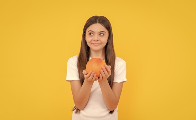 Vitamina e dieta bambino mangiare cibo sano infanzia salute agrumi