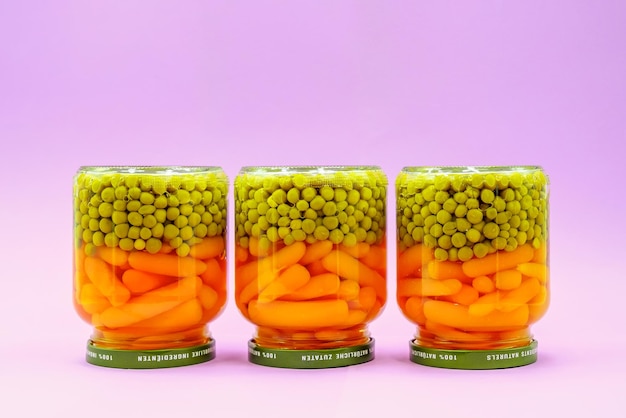 Vitamina verdure in scatola Piselli e carote in scatola in un barattolo di vetro 100 prodotto naturale